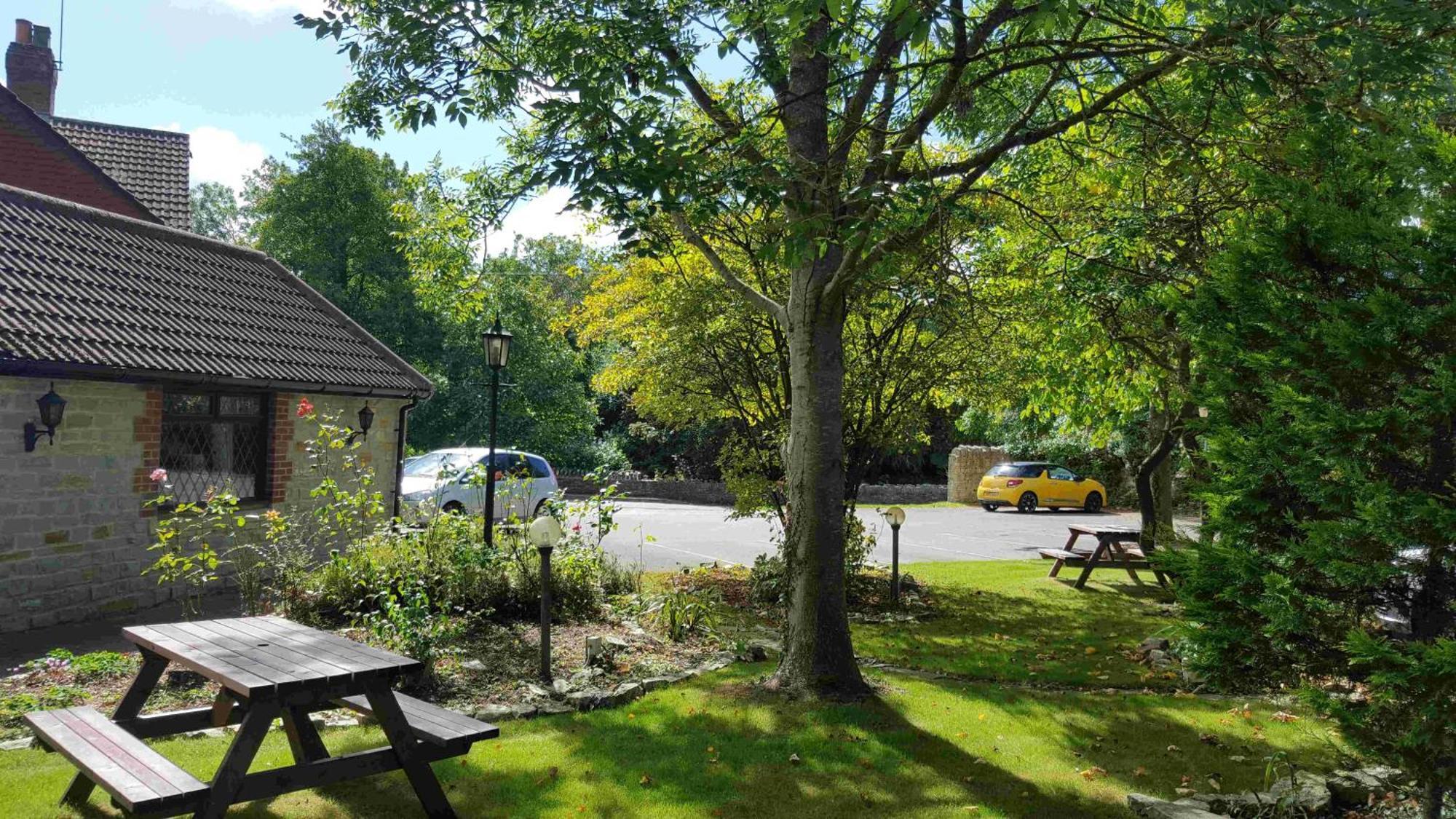 Hotel Oyo The Walnut Tree West Camel Exterior foto